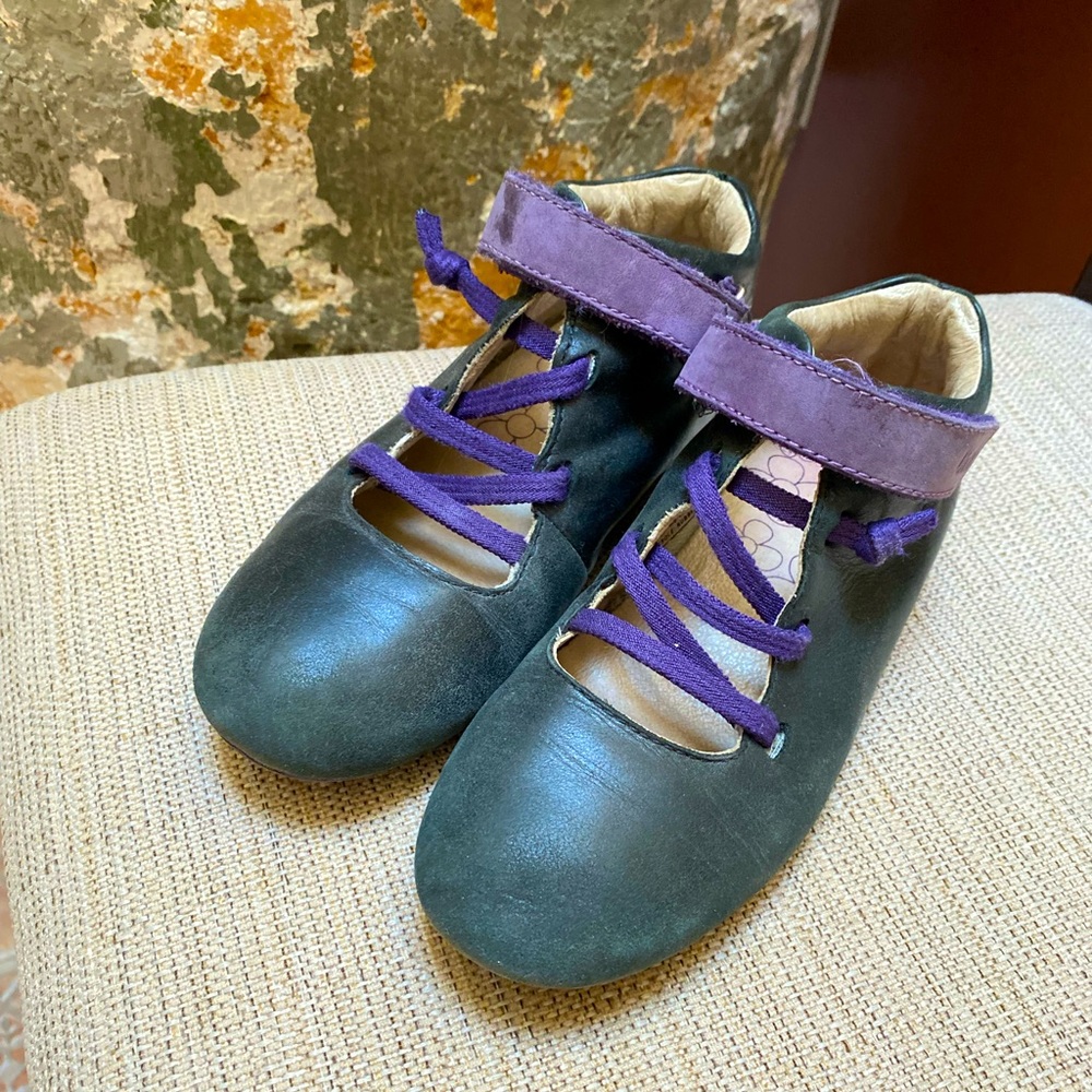 Umi sz 12 girls all leather upper and lining black shoe with purple accents